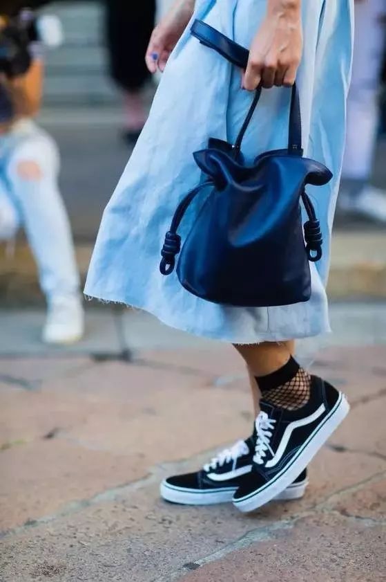 天气渐凉要穿舒服的袜子,冬季露腿保暖穿搭