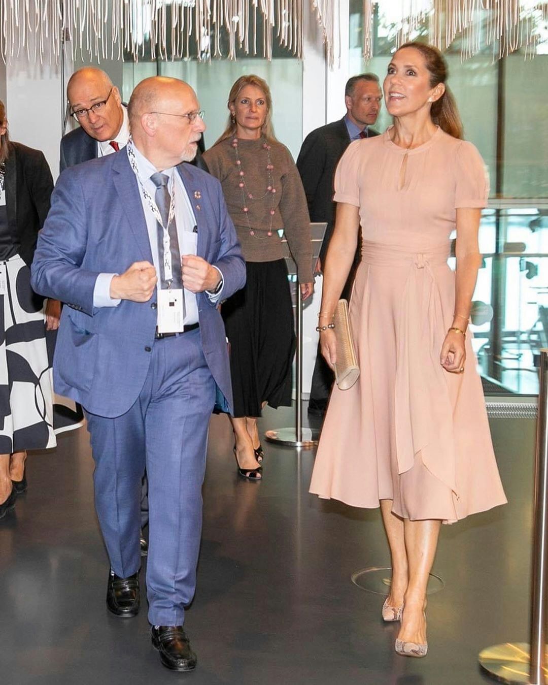 丹麦王储妃出席活动,丹麦王储妃粉裙