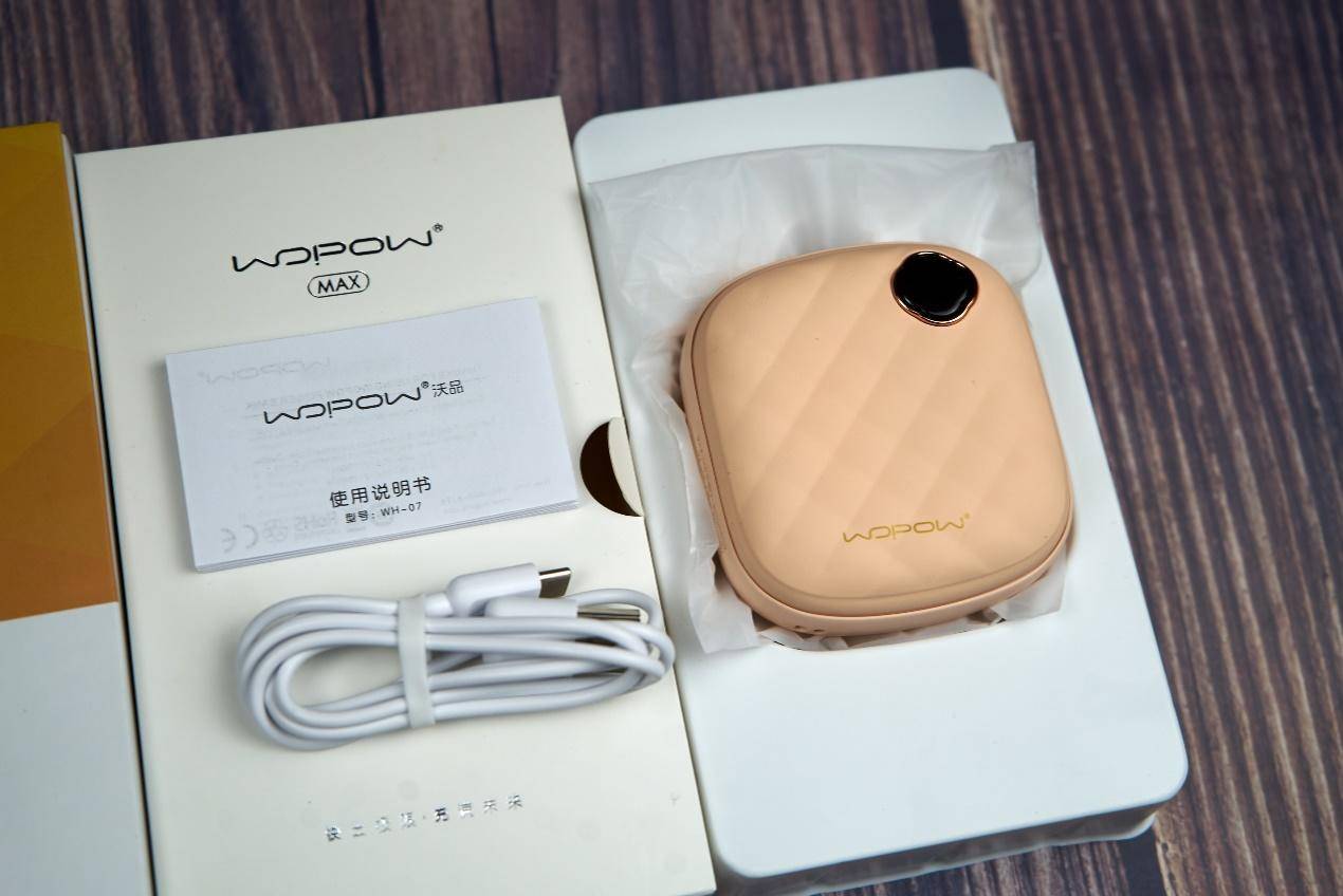 既是充电宝又是暖宝宝,既是充电宝又是插头