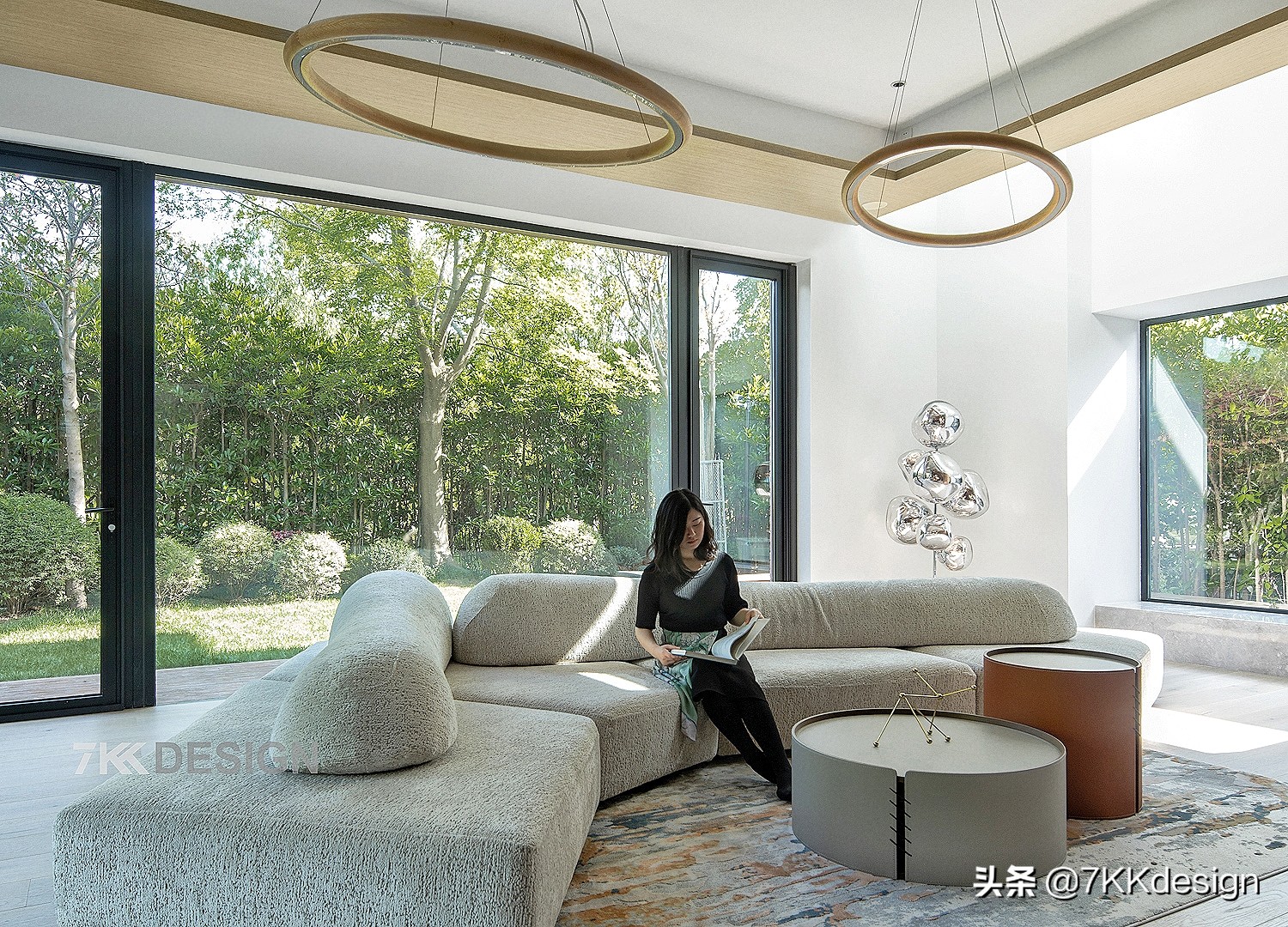 海边联排别墅小院实景现代轻奢,独栋带院子的小别墅年代感