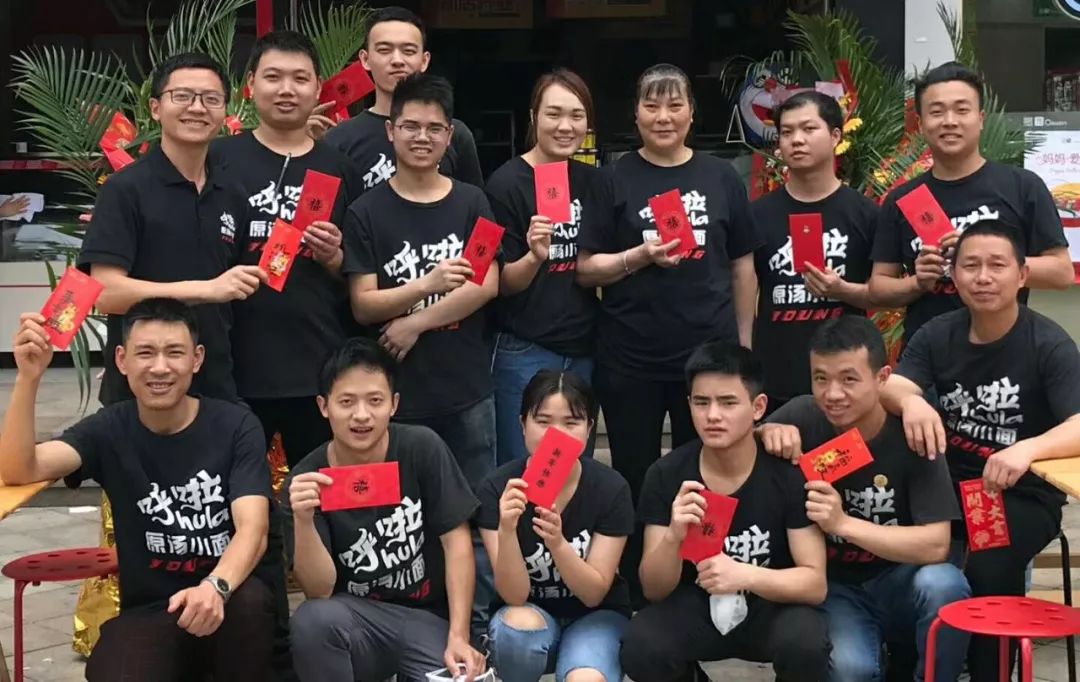 一个给重庆小面动手术的网红帅哥：我有一包治愈夫妻店痛点的药