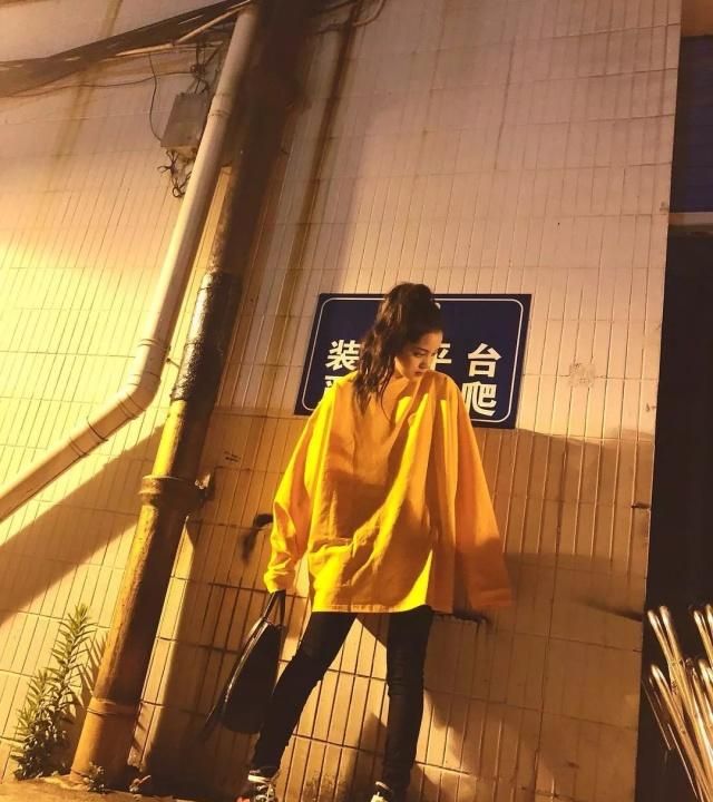 匡威代言人欧阳娜娜,匡威onestar红白拼接欧阳娜娜