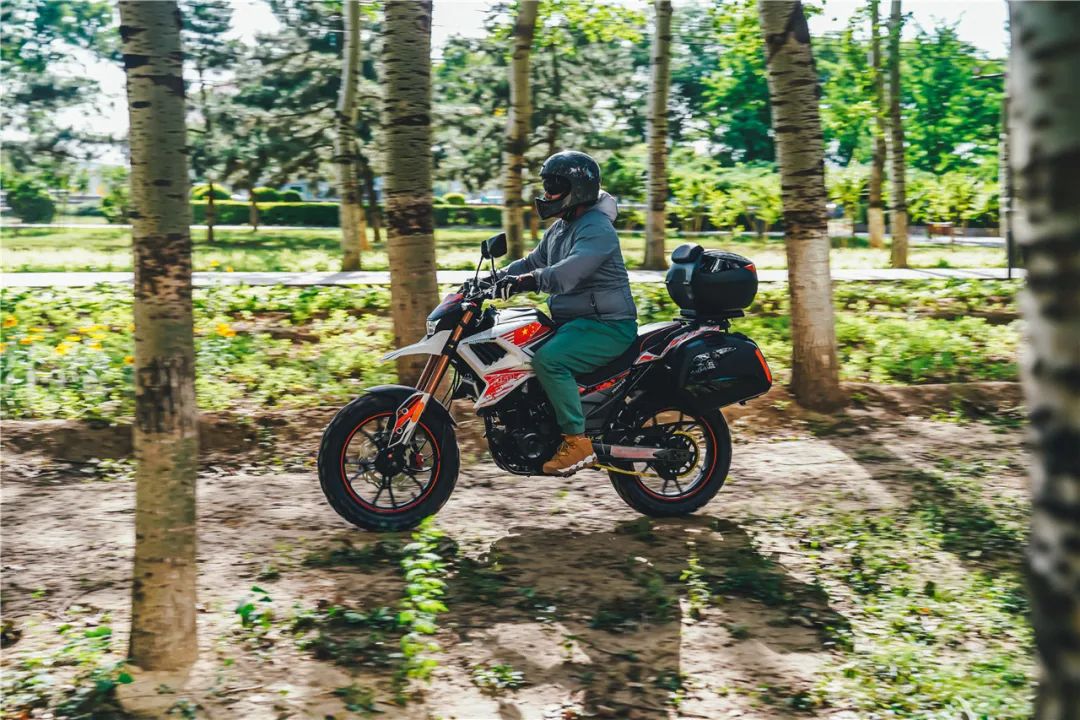 银钢铁拳250到底值不值得入手,1万左右的重型拉力车