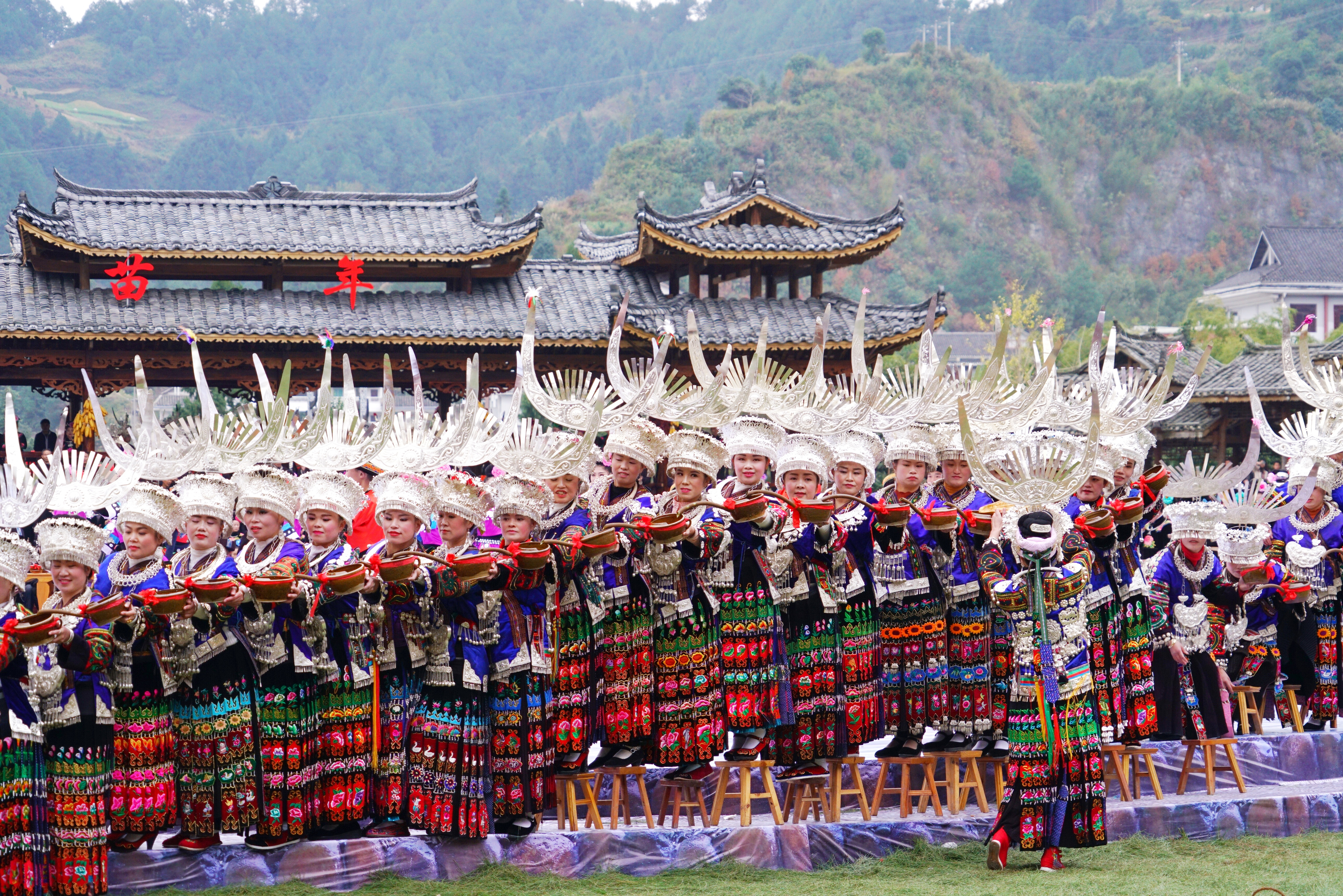 贵州西江千户苗寨节日气息超浓厚,西江千户苗寨春节活动