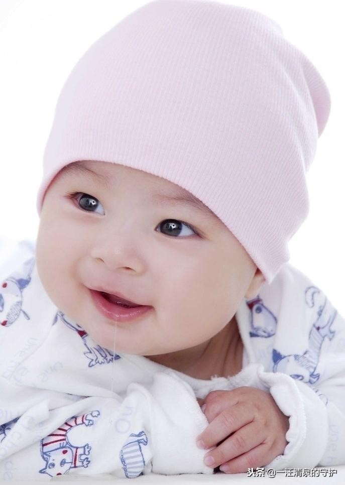 宝宝嘴唇总是干起皮的原因,宝宝嘴唇有白色的皮