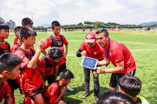 恒大足校传控打法,恒大克莱枫丹