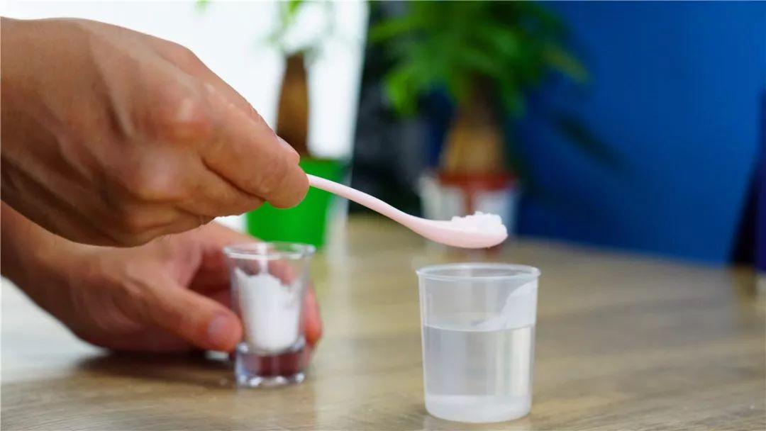 棉签放水里,第二天长出一块水晶石?还挺漂亮