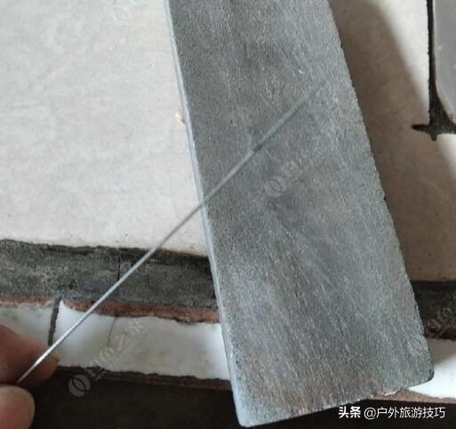 6-12岁自制鱼钩的方法,荒野求生野外自制鱼钩简单的方法