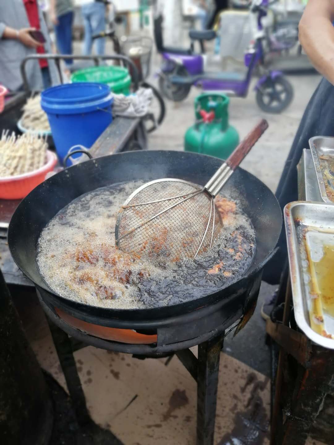 不起眼的青峰路边炸鸡摊，卖了20多年，大家都追着吃