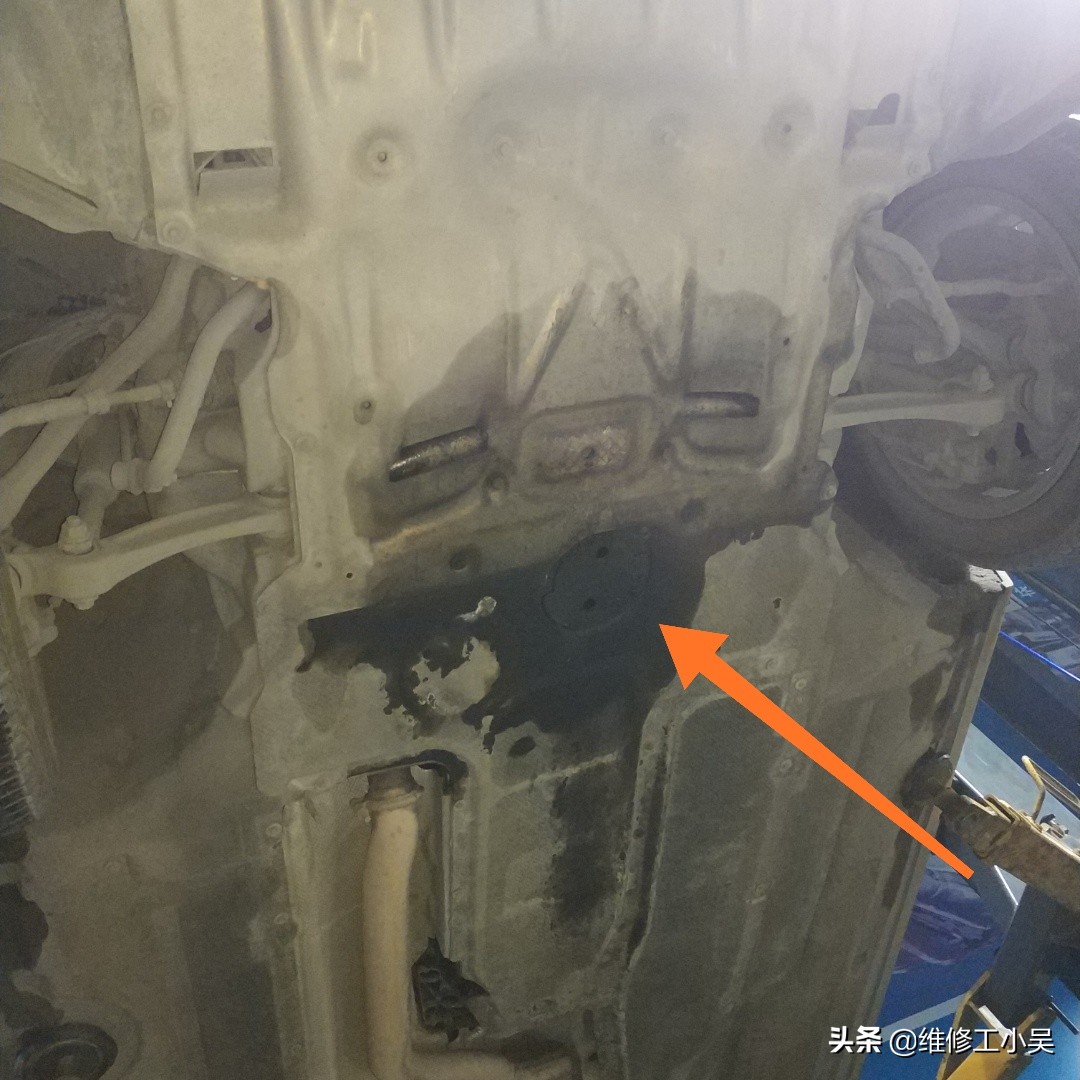 宝马525发动机漏油通病,宝马525跑了8000公里提示加机油