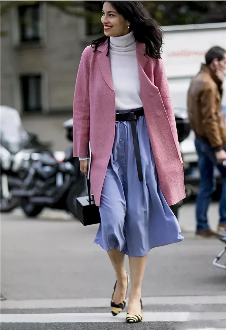 浅灰色打底衫秋冬高级感,燕麦色针织打底衫