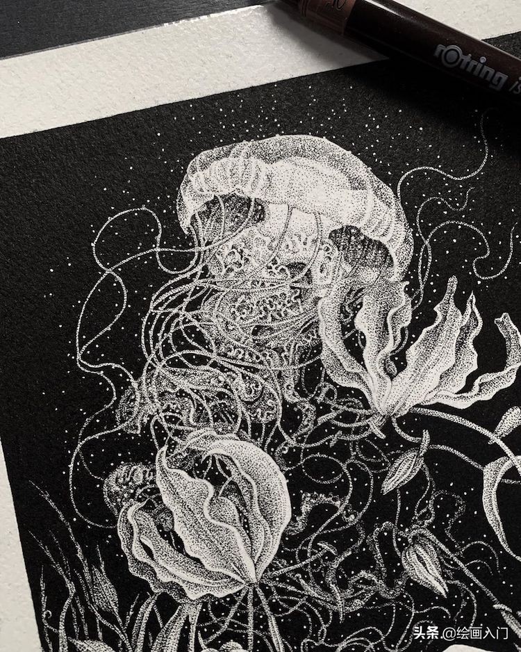 这些精美的黑白点绘插画，竟是纹身，如同复古的石版画一般美丽