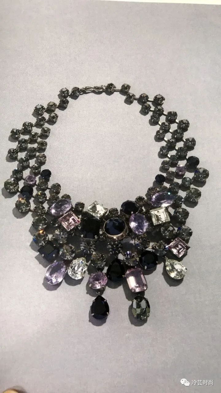 项链的活动扣佩戴方法,项链的佩戴要讲究八大搭配技巧