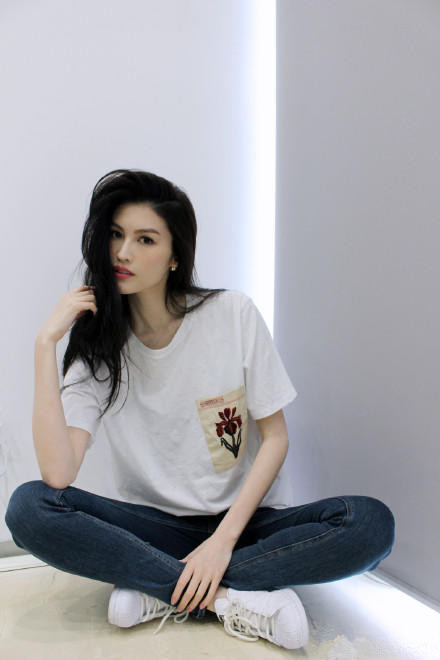 女明星爱穿什么运动品牌,女明星爱穿运动鞋的都有谁