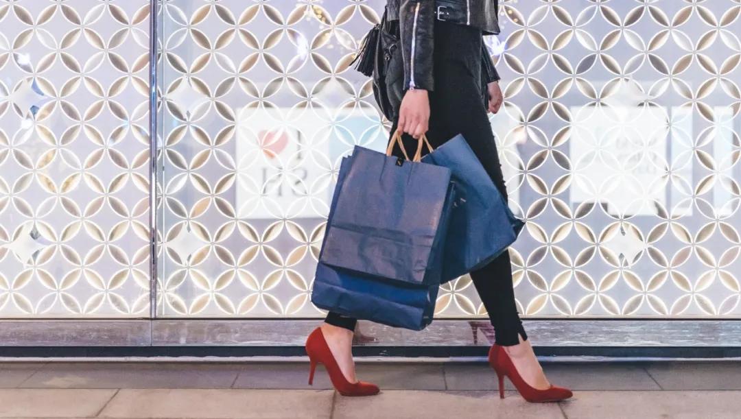 那个让SHE代言“鞋王”达芙妮，两次引入投资基金却要关店求活