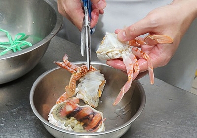 大厨怎么吃螃蟹的详细步骤,酱爆螃蟹的做法和配料