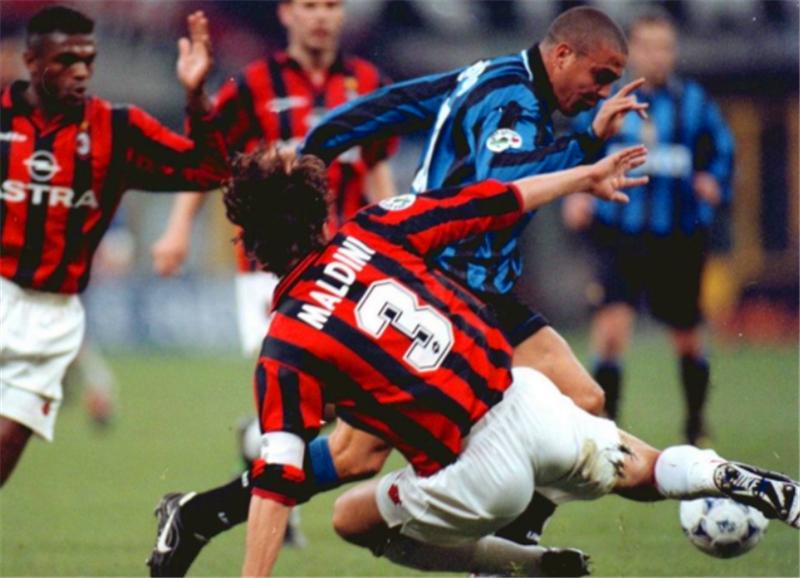 他在大小罗最佳阵容打中路，劳尔卡卡同样选择，逆足却在边路成名