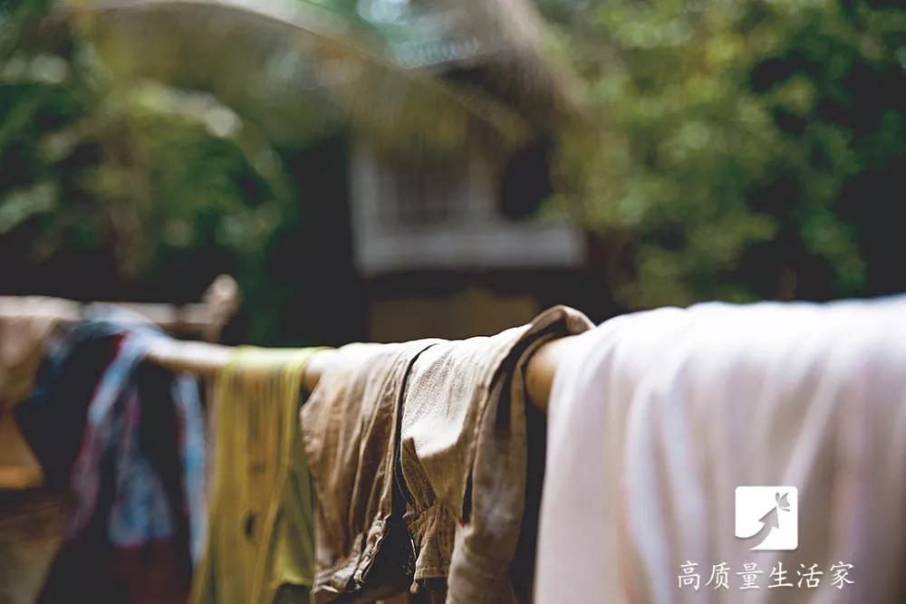 家里不穿的旧衣服都扔掉,家里不穿的旧衣服别再扔垃圾桶了