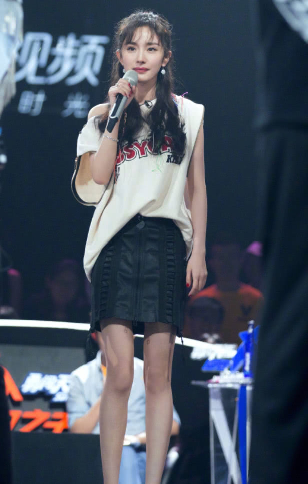 最近网上火了一种卫衣穿法:内衬衣袖比外衫长1/4,超级时髦!