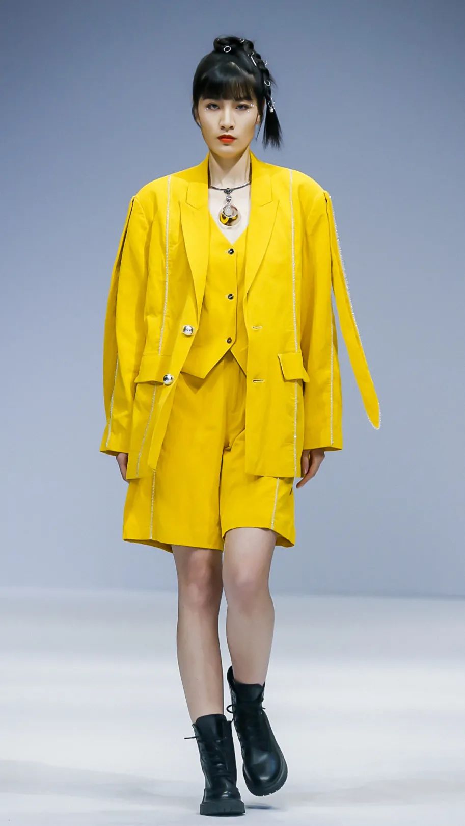 2021秋冬女装款式流行趋势,2018秋冬趋势报告巴黎时装周