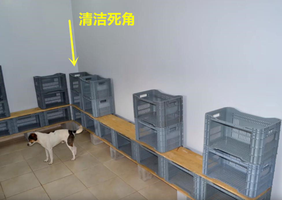 卖水果剩的塑料筐，老公堆在墙角做个L型衣帽间，还挺像回事的