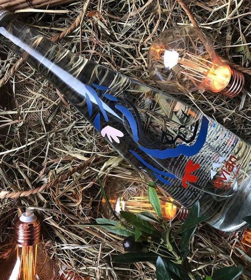 依云如何将一瓶水，成功卖出了奢侈品的味道？