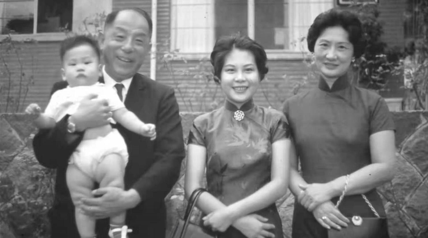 1994年张学良唯一活着的儿子回国,飞机上请人照顾:64岁不会汉语