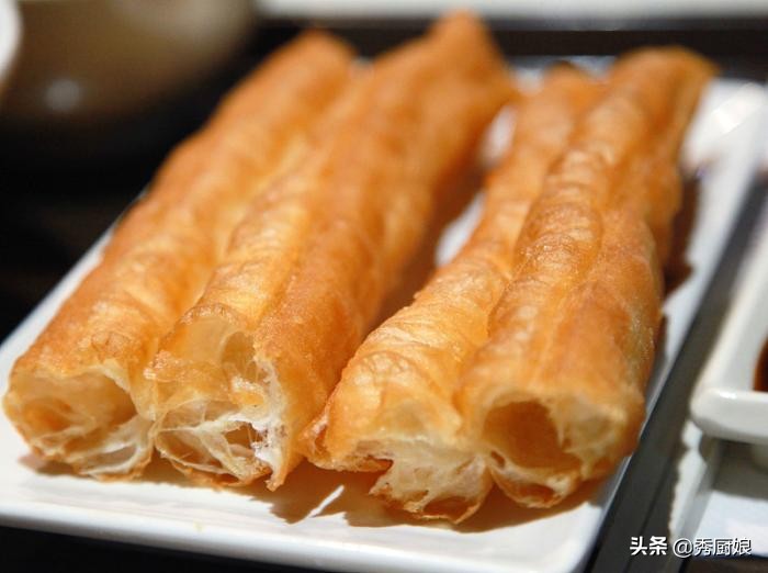 炸蓬松酥脆油条到底加不加酵母,炸油条要怎么发面才能炸出油条来