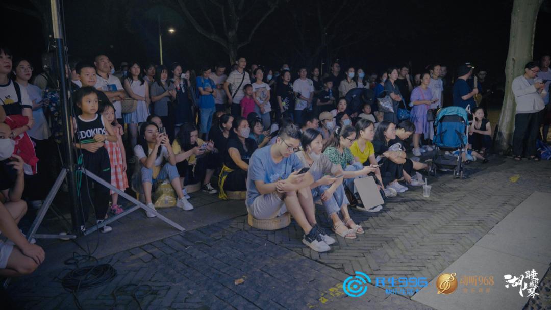 真正的会弹吉他的人,会弹吉他的人给人的感觉