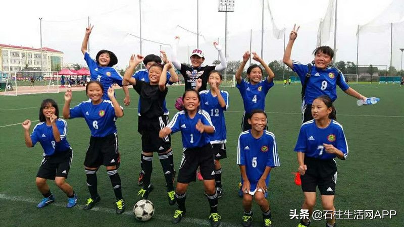 大山里的足球队,大山里的小学女足队拿了全国冠军