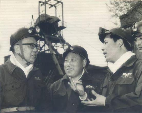 华罗庚：杂货铺出来的数学家，毛主席夸他人们尊敬他，为什么？