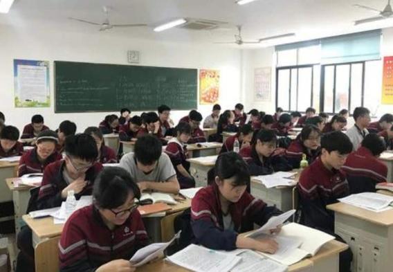 孩子初中住校好还是走读好,初中生选择住校还是走读