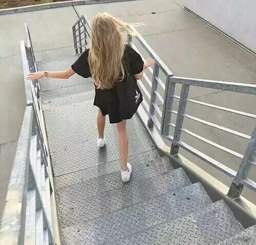 楼梯背景怎么拍照姿势好看,在废弃楼梯怎么复古拍照