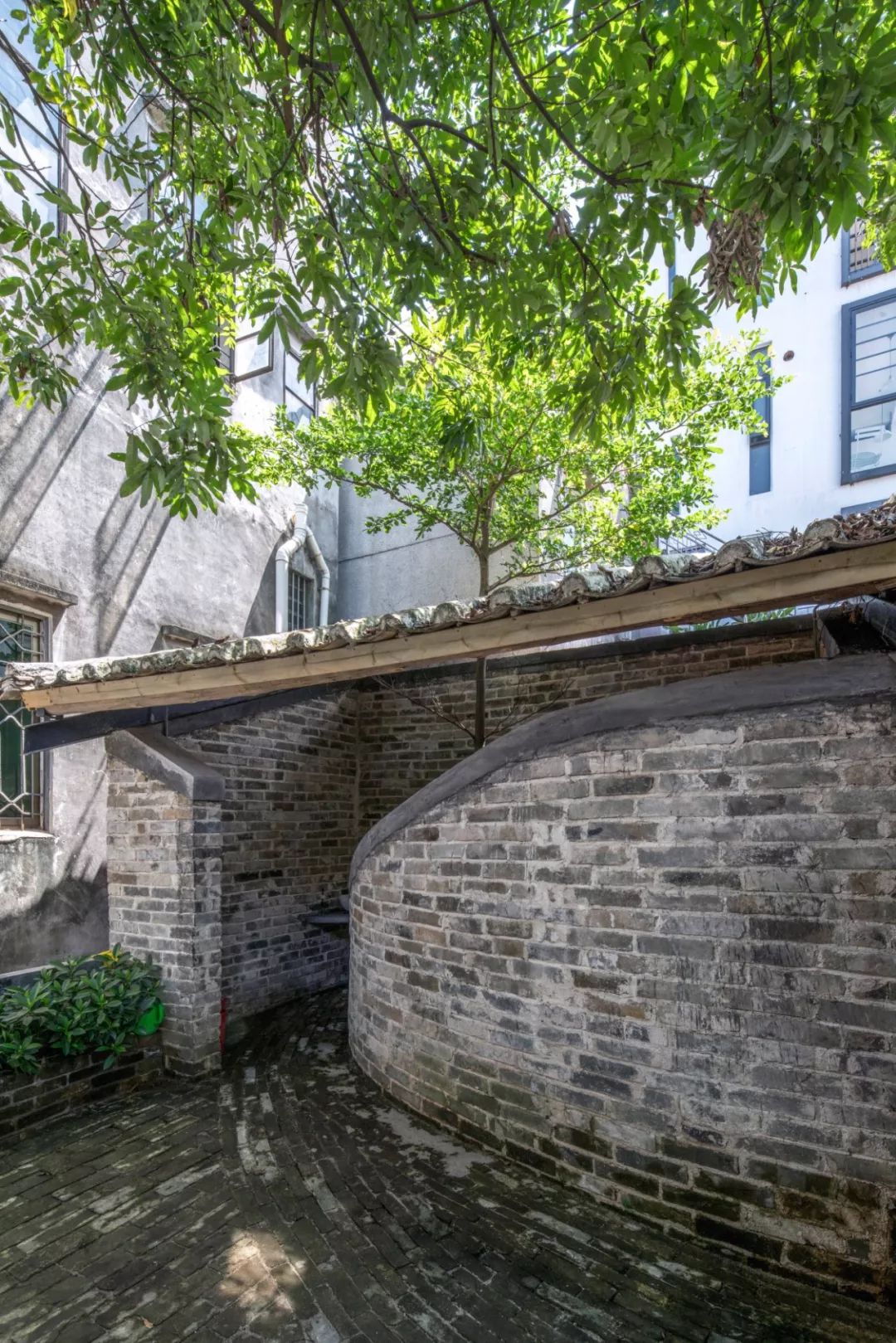 居民楼旧房改造成民宿风格,爆改旧楼成民宿