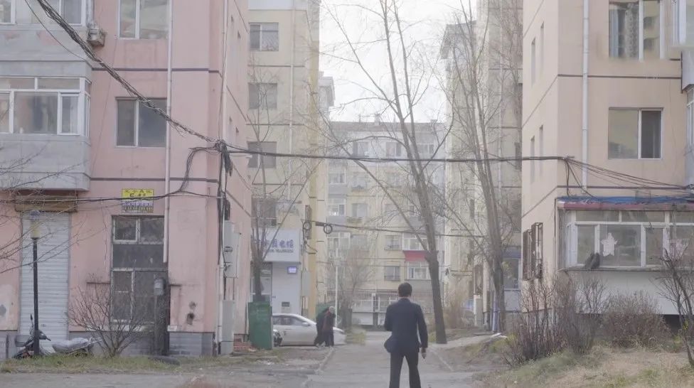 买了一套房子可一点也不高兴,买一套房子就花了几十万