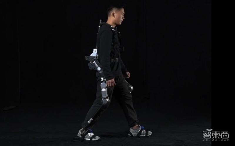 一个人背100斤外卖上楼不叫事,人工智能机器人送餐视频