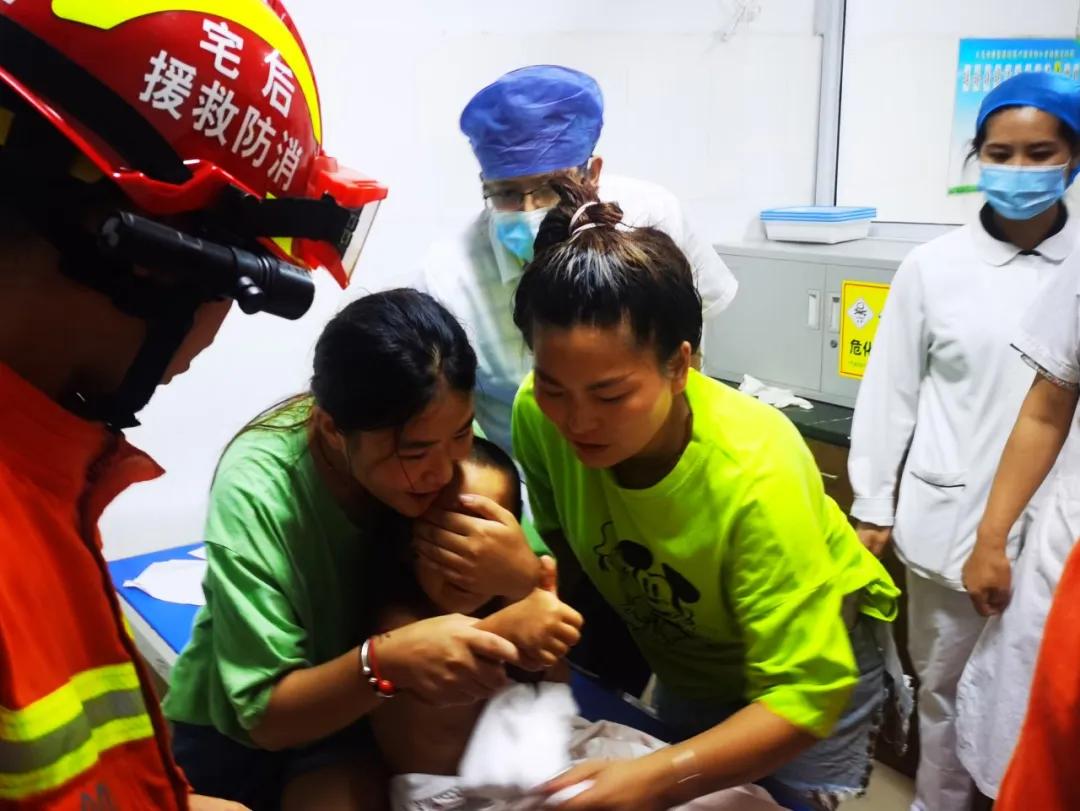 小孩手夹门上消防员来帮忙视频,新余男童手卡门缝消防救援脱险
