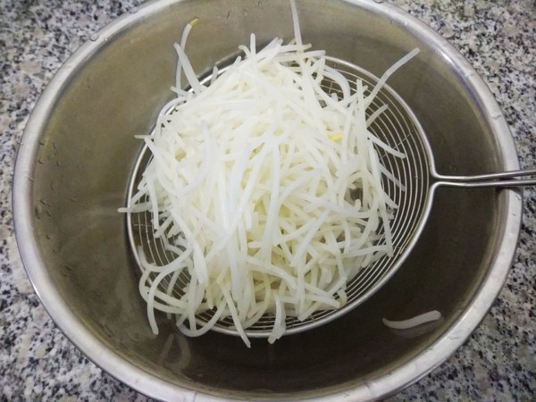 大厨教绿豆芽凉拌,大厨凉拌豆芽减脂餐做法