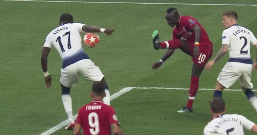 主动扩大防守范围手球,足球新规则自己停球打手算手球么