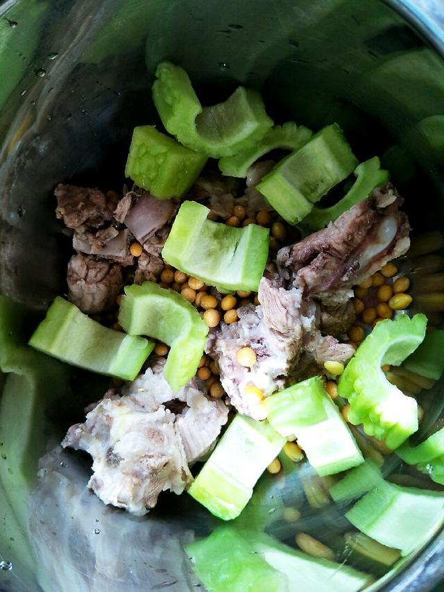 苦瓜黄豆排骨汤的做法,苦瓜黄豆排骨汤家常做法