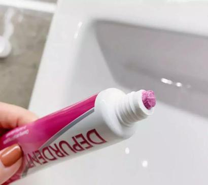 倪妮泳装露齿笑又迷倒一票人！湿法风格突然走火，牙白才敢这样玩