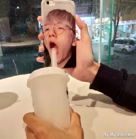 吐槽那些没用的沙雕手机壳 (什么手机壳最沙雕)