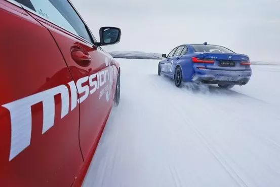 冬天最有意思的事情之一，开着宝马在-30℃冰面漂移