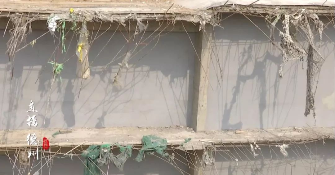 五米深坑作伴、整层钢筋外露！德州一楼盘任*交性**房，业主：太坑