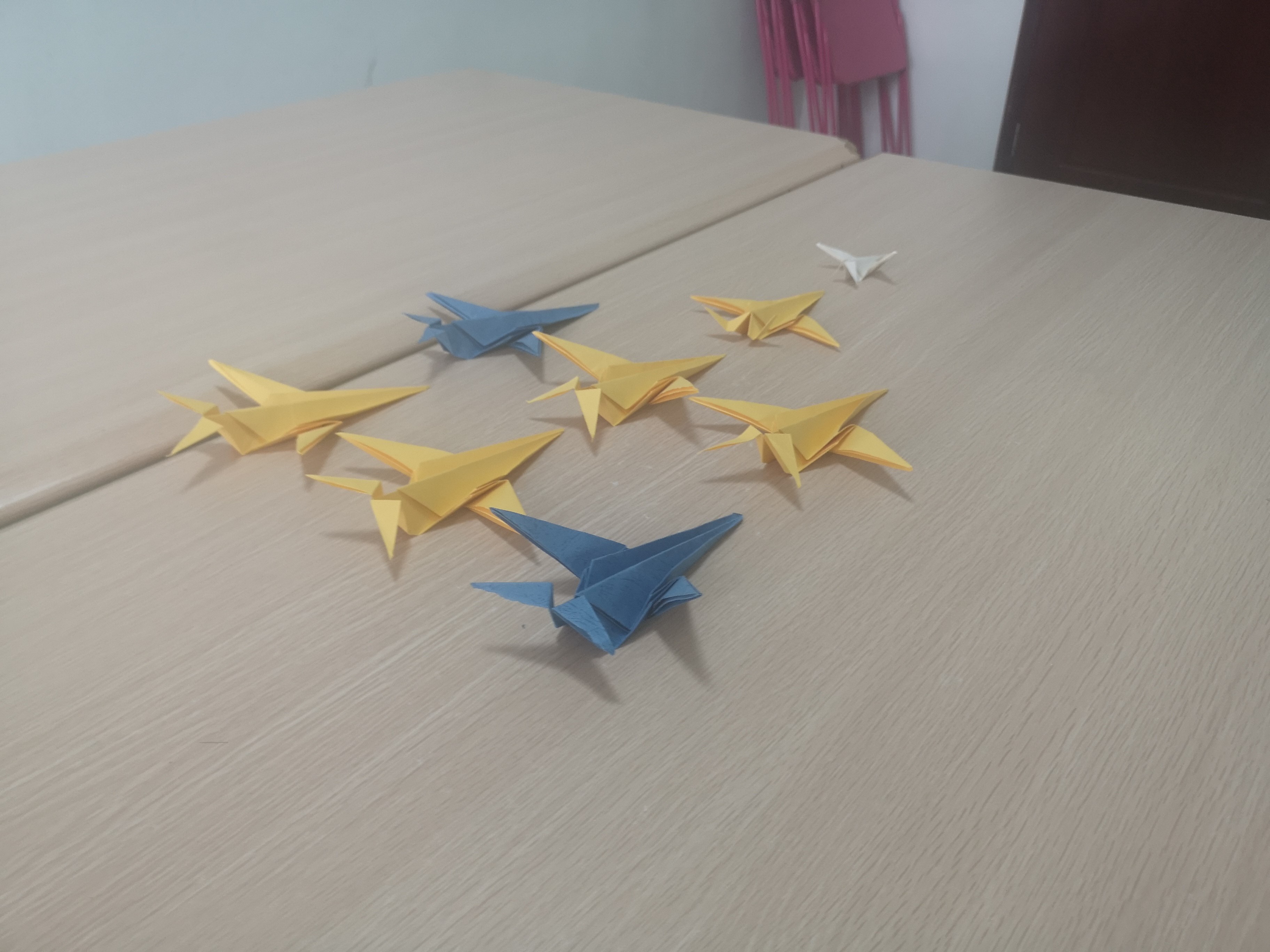 纸飞机飞向球网,纸飞机飞到足球场