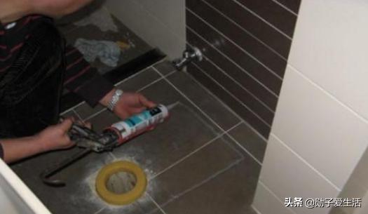 勋子：玻璃胶到底有没有毒？粘手，地板，玻璃，衣服上怎么处理？