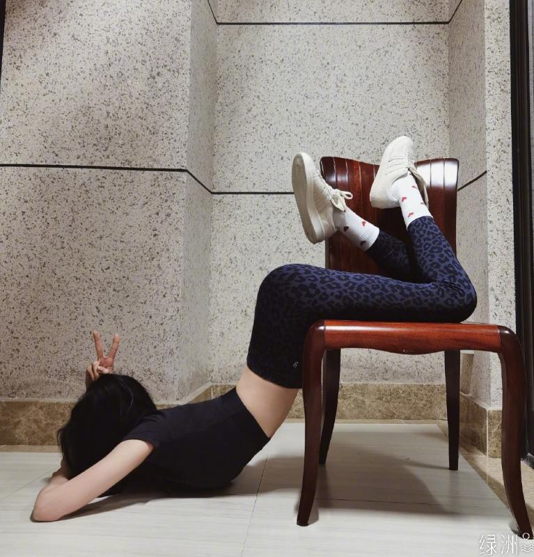 杨幂锻炼身材,杨幂练马甲线的视频