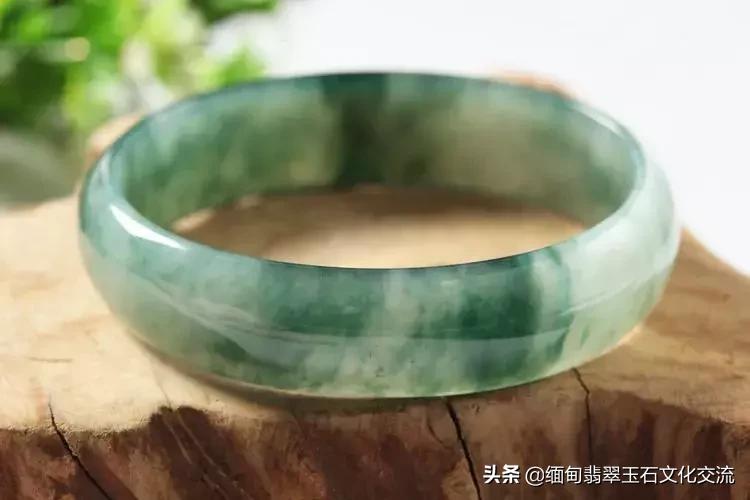 谢娜满身翡翠引争议，戴对显气质戴错变大妈，教给你搭配秘诀