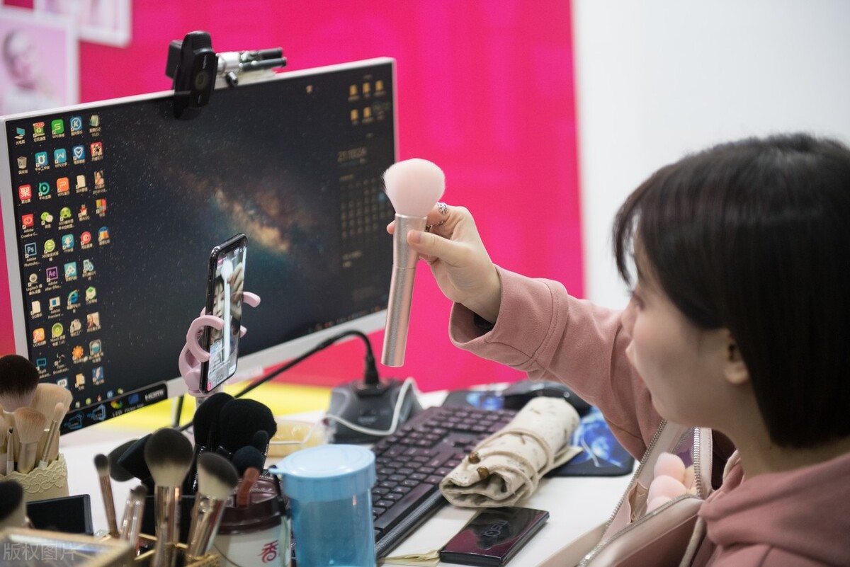 一家服装店一个月的利润,一家服装店10万做什么生意