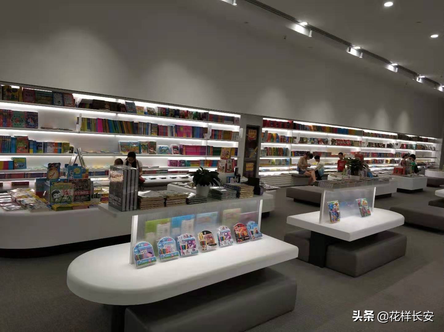 亲测西郊最大书城座位忒别多贼适合看书